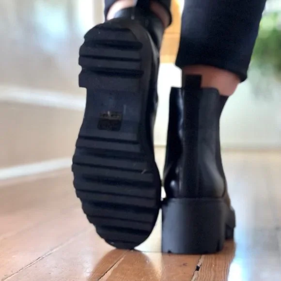 UO Chelsea Black Boots Size 7 - Picture 7 of 8